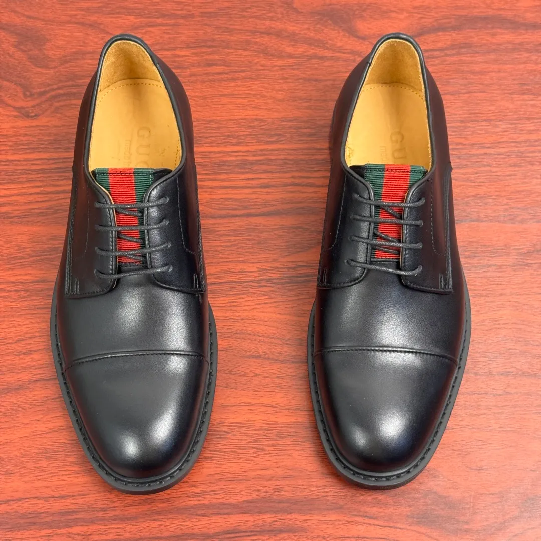 Batch 820 Gucci/Gucci men’s classic lace-up derby shoes! In every season, Gucci's aesthetic perspective reinterprets formal wear designs. This shoe is made of exquisite black leather, showing a simple and classic style! Available in two styles: black glossy leather/black matte cow leather, red and green webbing tongue embellishment, three-joint classic retro style, full calfskin lining, lace-up fixation, 2.5CM rubber soles, leather material. Look at the details. The delicate cowhide and the bright black of the open edge beads show a different light luxury style. European and American last type, excellent on-foot comfort, complete package, versatile style, highly recommended! Size: 39-40-41-42-43-44 leather shoe size (can be customized to 38.45) Item number: 5018-01 cowhide
